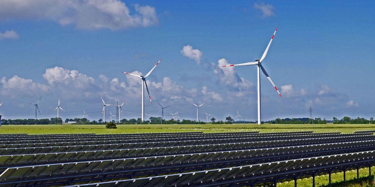 onshore-wind-farm-next-to-a-solar-farm